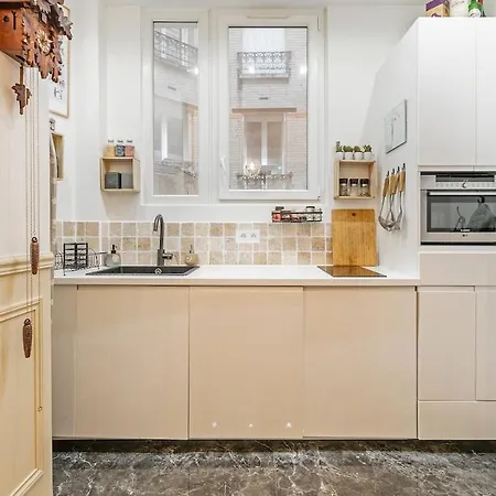 Refurbished Haussmannian * Paryż