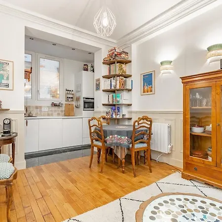 Refurbished Haussmannian Apartament Paryż