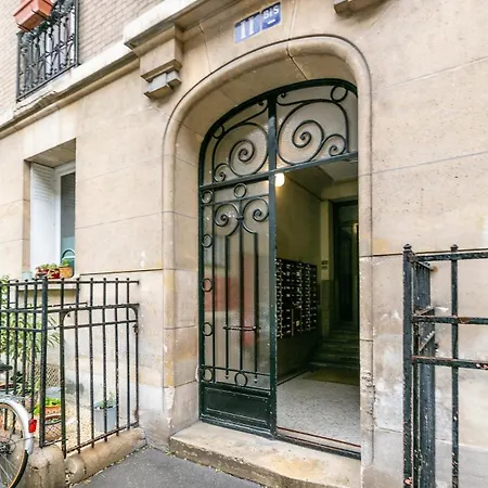 Apartament Refurbished Haussmannian Paryż